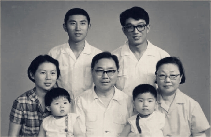 高晓松个人资料 出生在清华，外祖父母都是物理学家，母亲是梁思成的学生